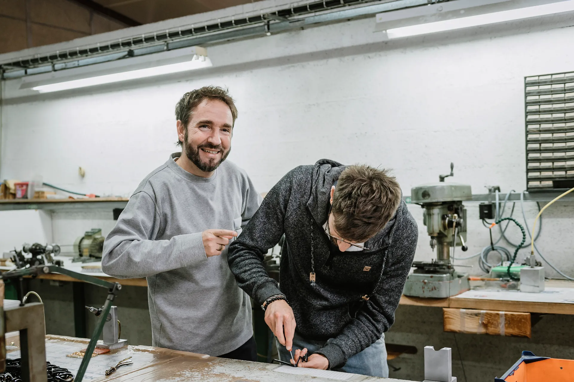 Bruno Chaussignand et un collaborateur dans l'atelier