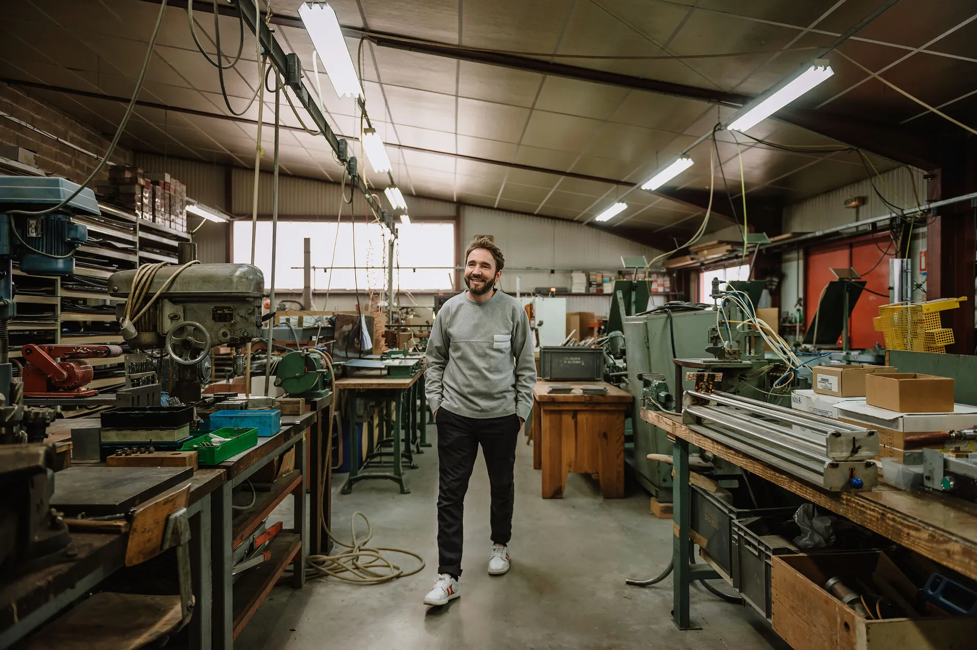 Bruno Chaussignand au milieu de l'atelier