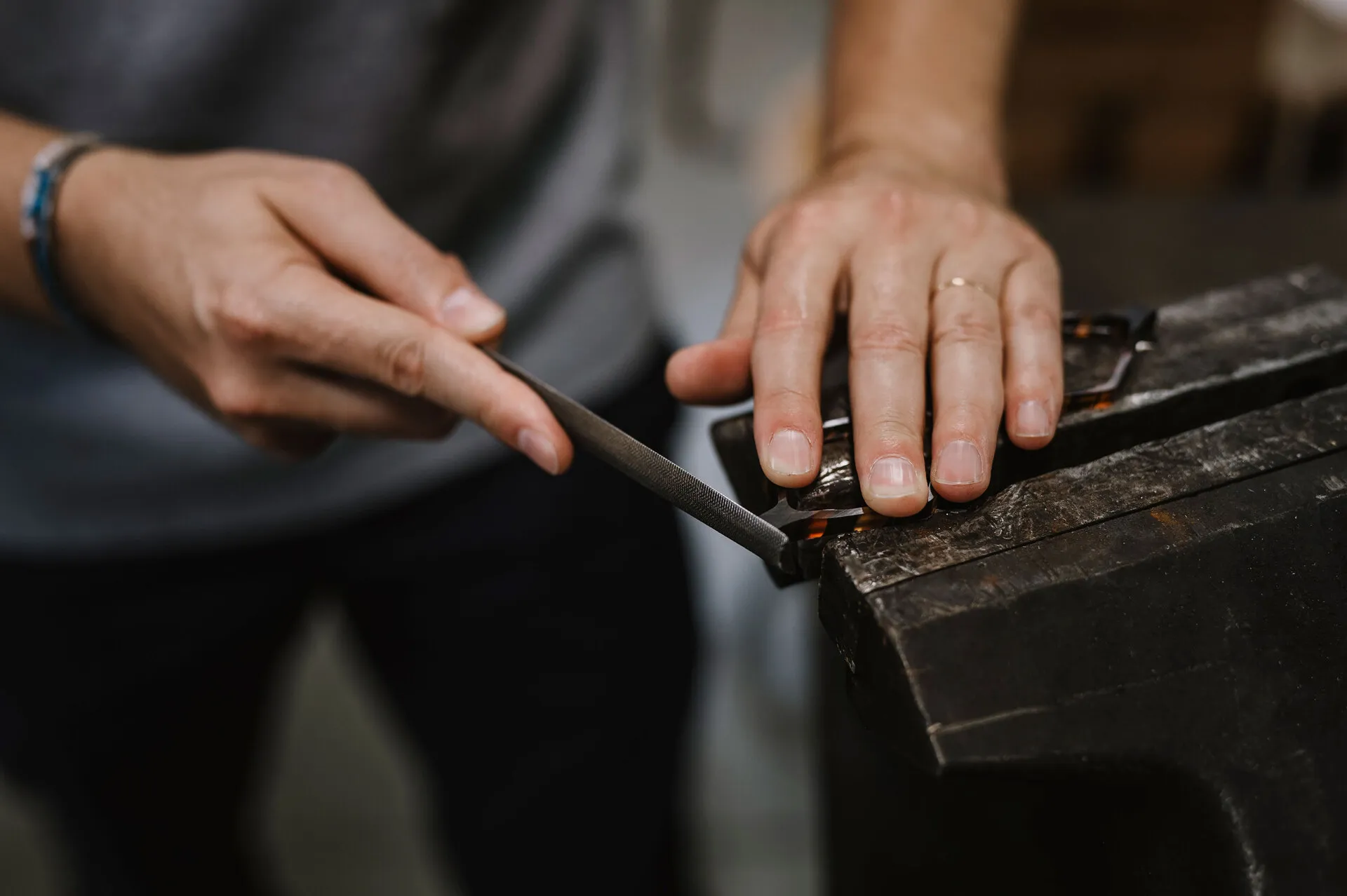 gros plan sur la finition d'une paire de lunettes