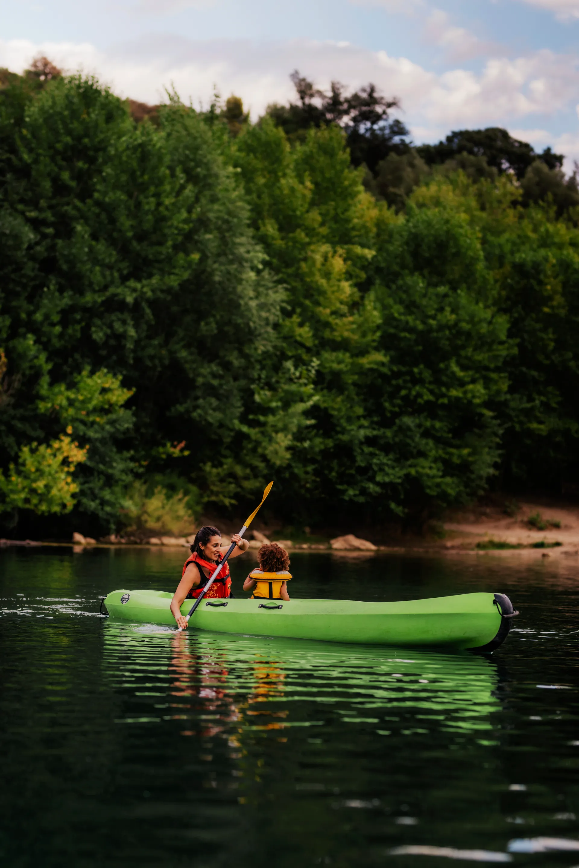 une famille s'amuse en kayak au Pont du Diable