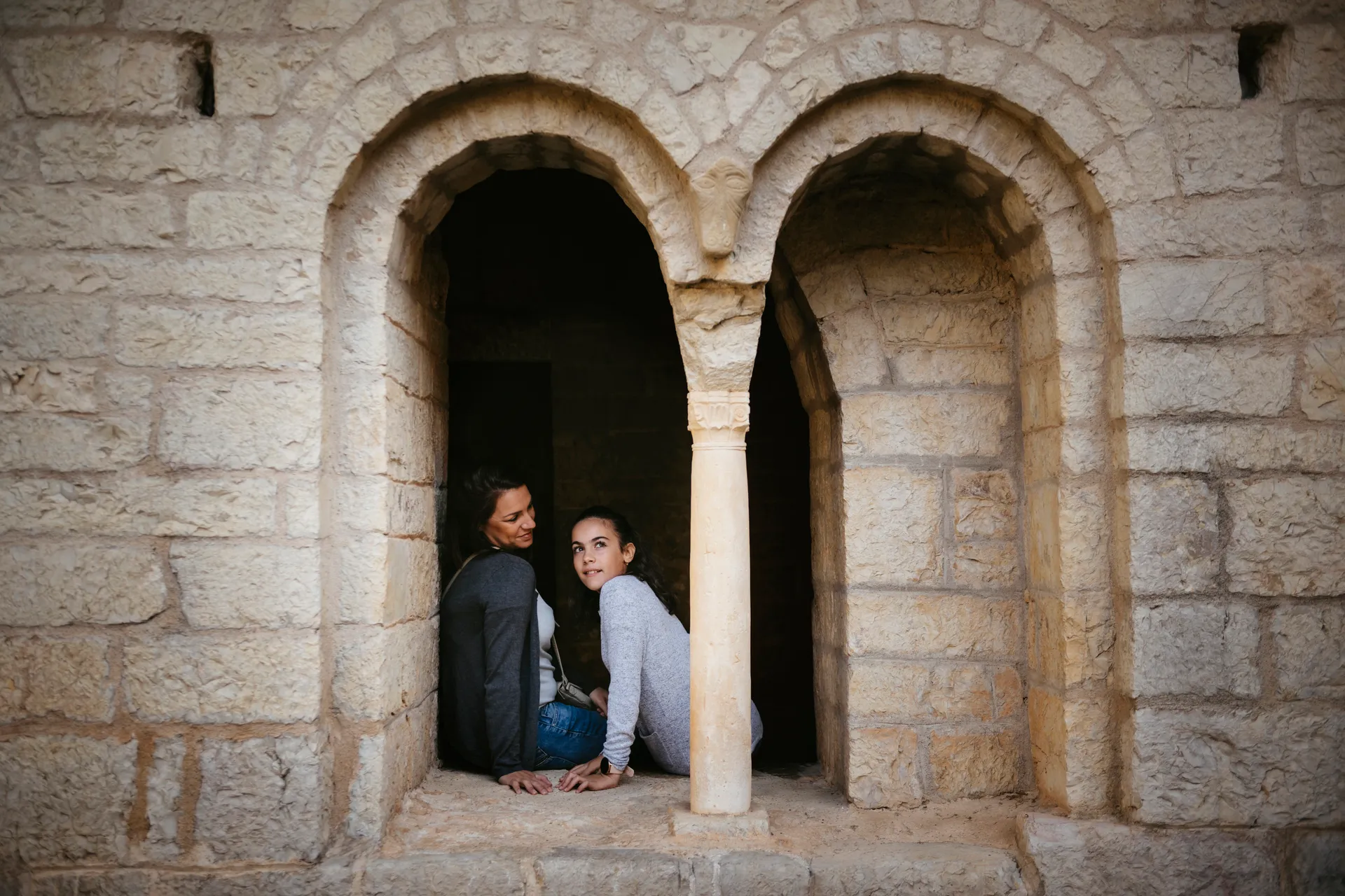 une mère et sa fille dans le cloître, St Guilhem le Désert