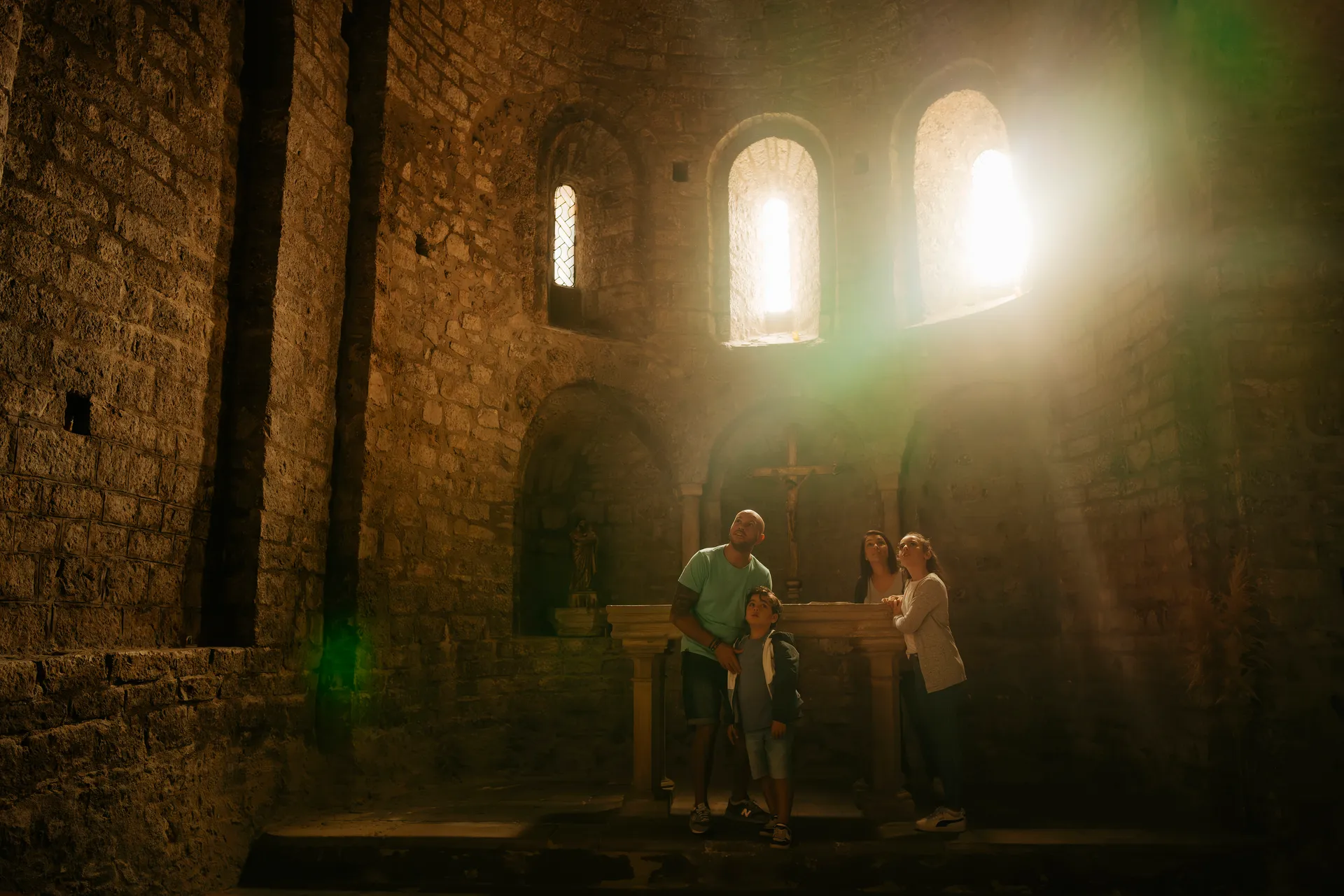 une famille visite l'église de St Guilhme le Désert