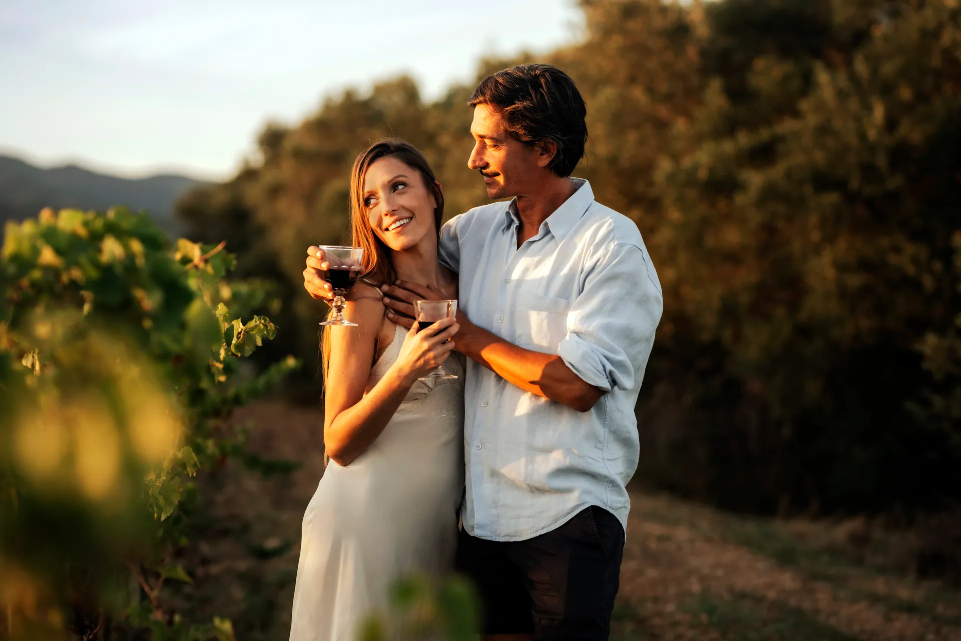 promenade en couple dans les vignes au coucher du soleil