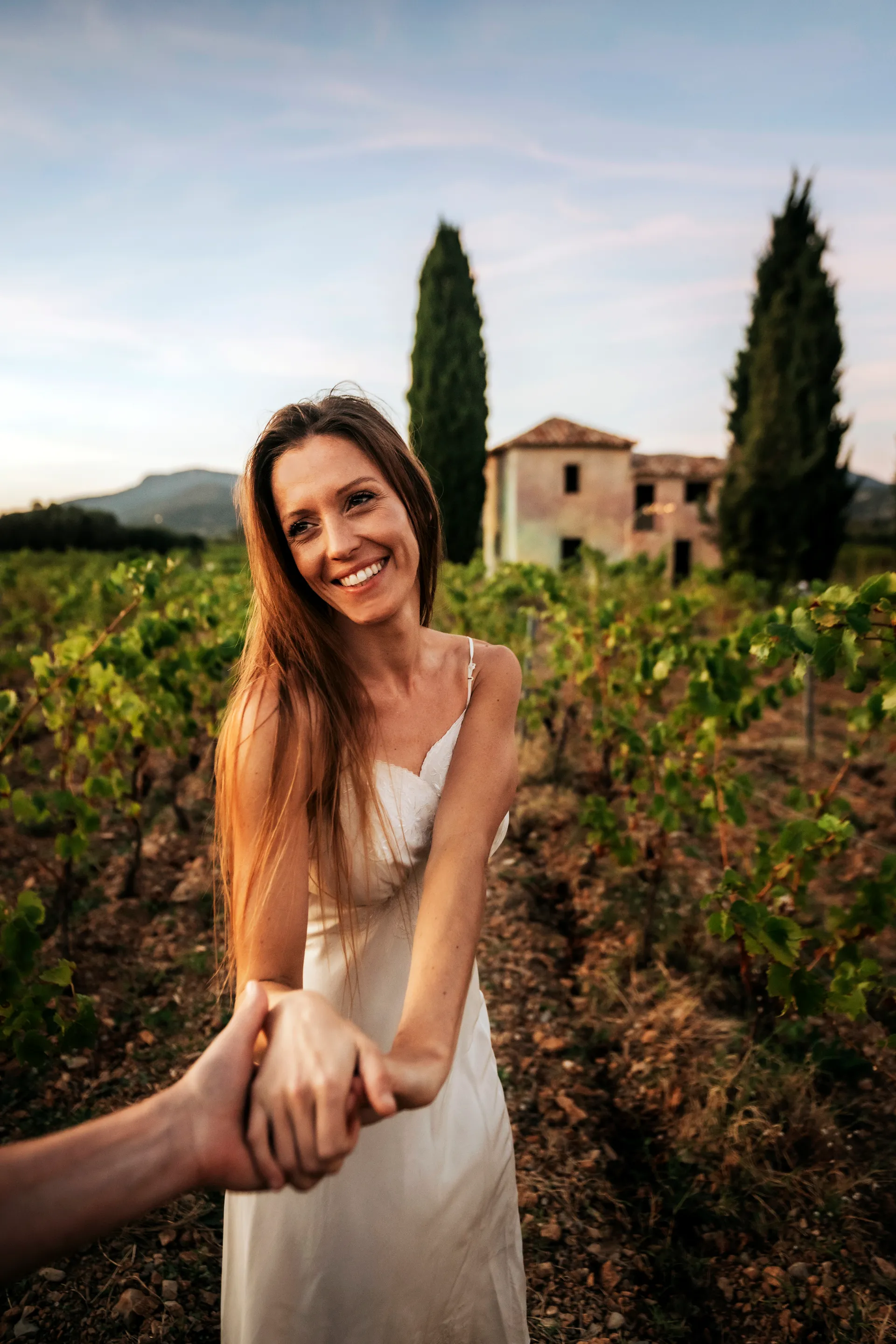 moment intime dans les vignes au coucher du soleil