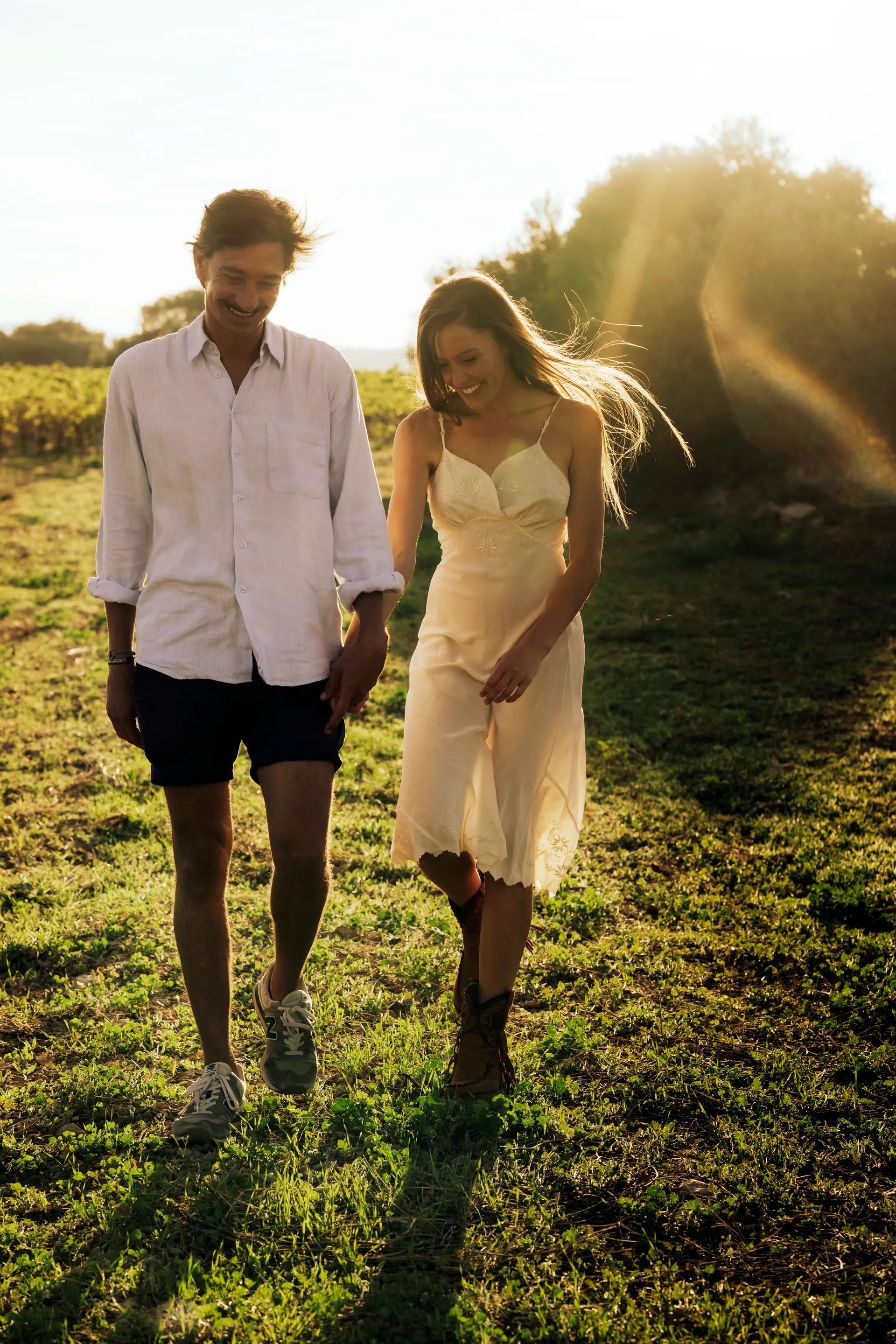 promenade en couple dans les vignes au coucher du soleil