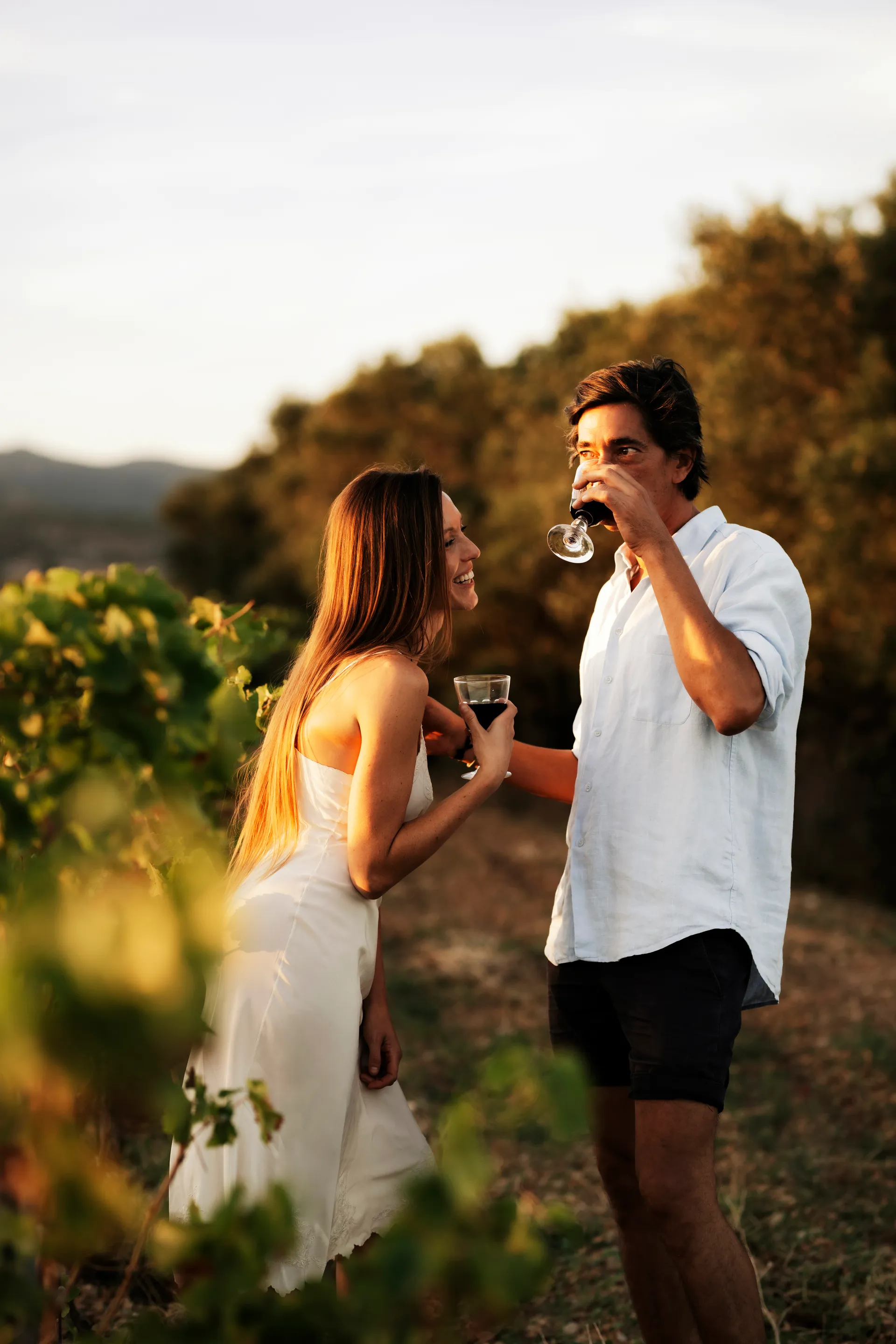 promenade en couple dans les vignes au coucher du soleil